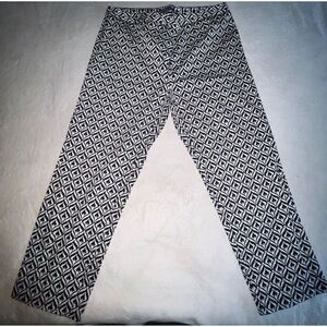 Women’s Ankle Pants W/ a Black & White Geometric Print